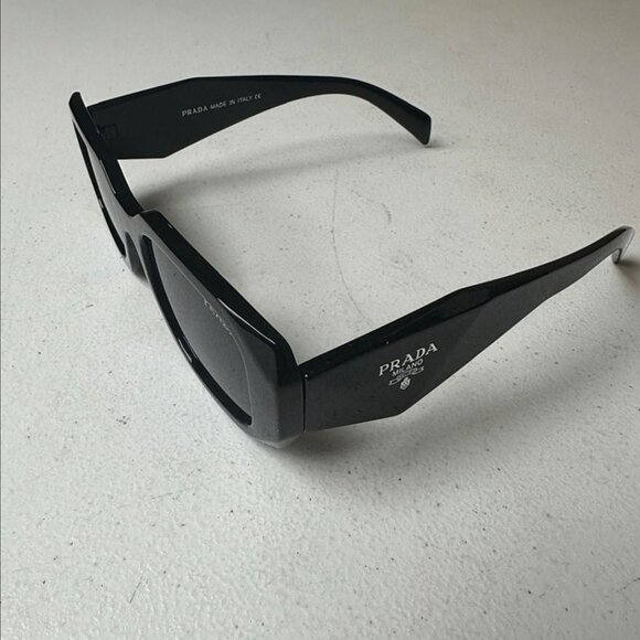 New black prada sunglasses - Picture 3 of 7